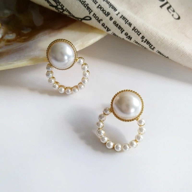 Elegantes pendientes redondos de mujer en color marfil y perla