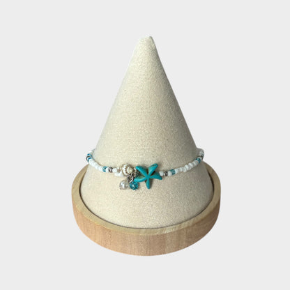 Pulsera bohemia de verano con estrellas de mar en el tobillo