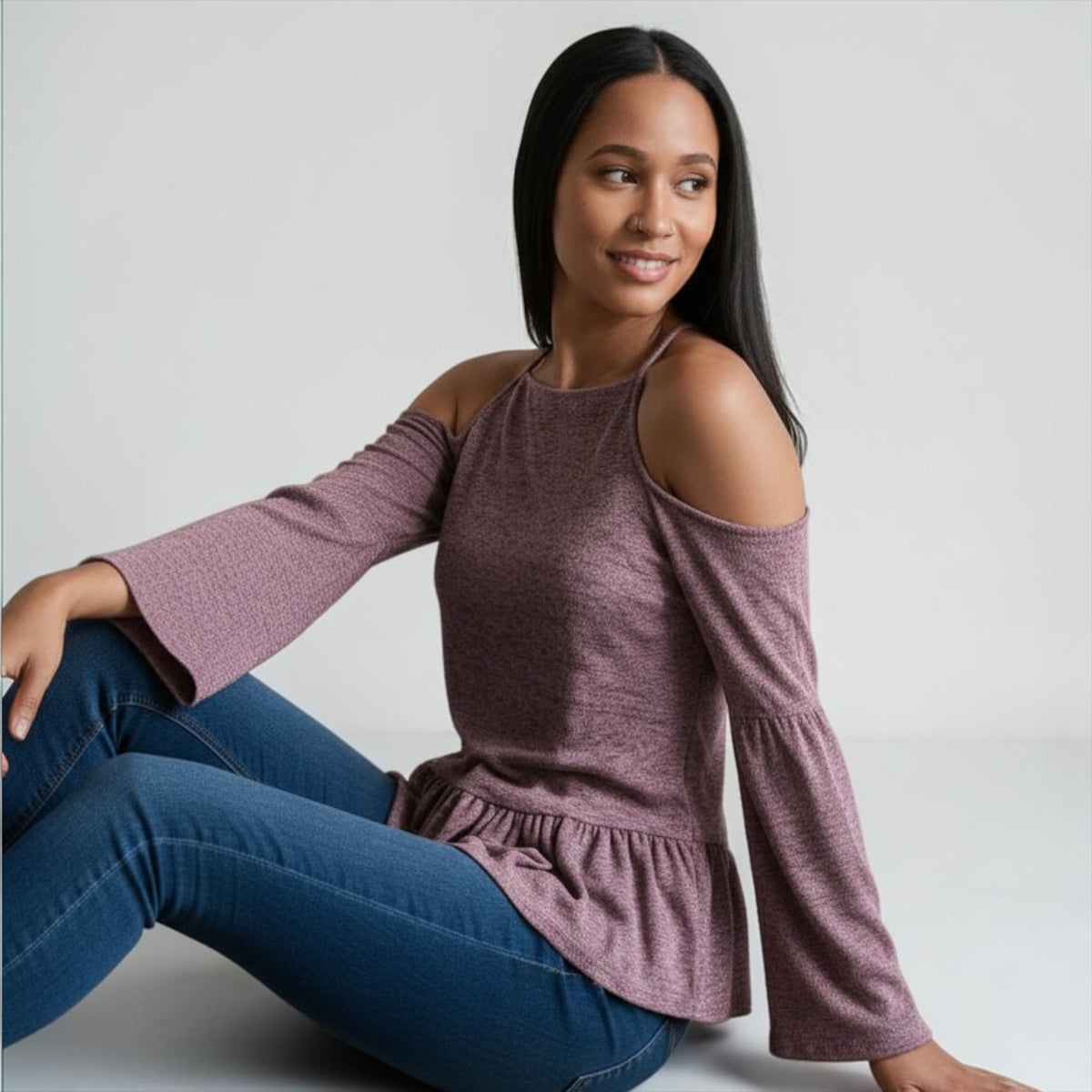 Hermosa blusa de mujer con hombros abiertos