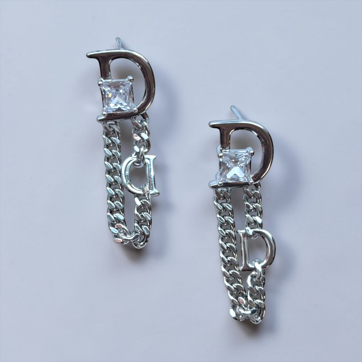 Pendientes elegantes de circonita con la letra D