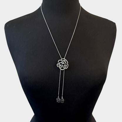 Collar largo ajustable con rosa de cristal negro