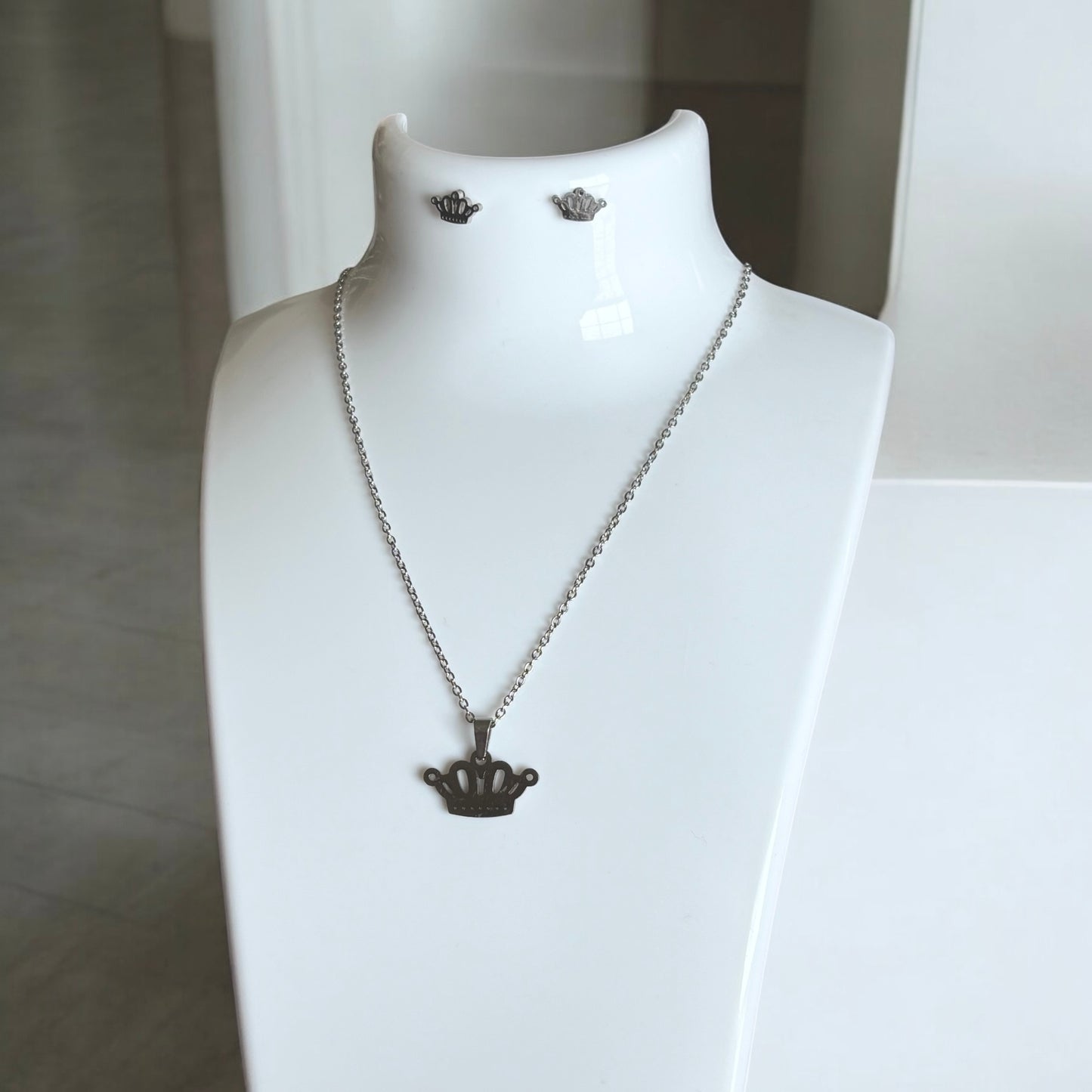 Conjunto de collar y pendientes con corona de acero inoxidable