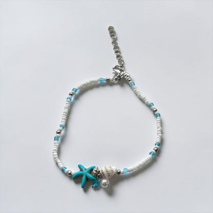 Pulsera bohemia de verano con estrellas de mar en el tobillo