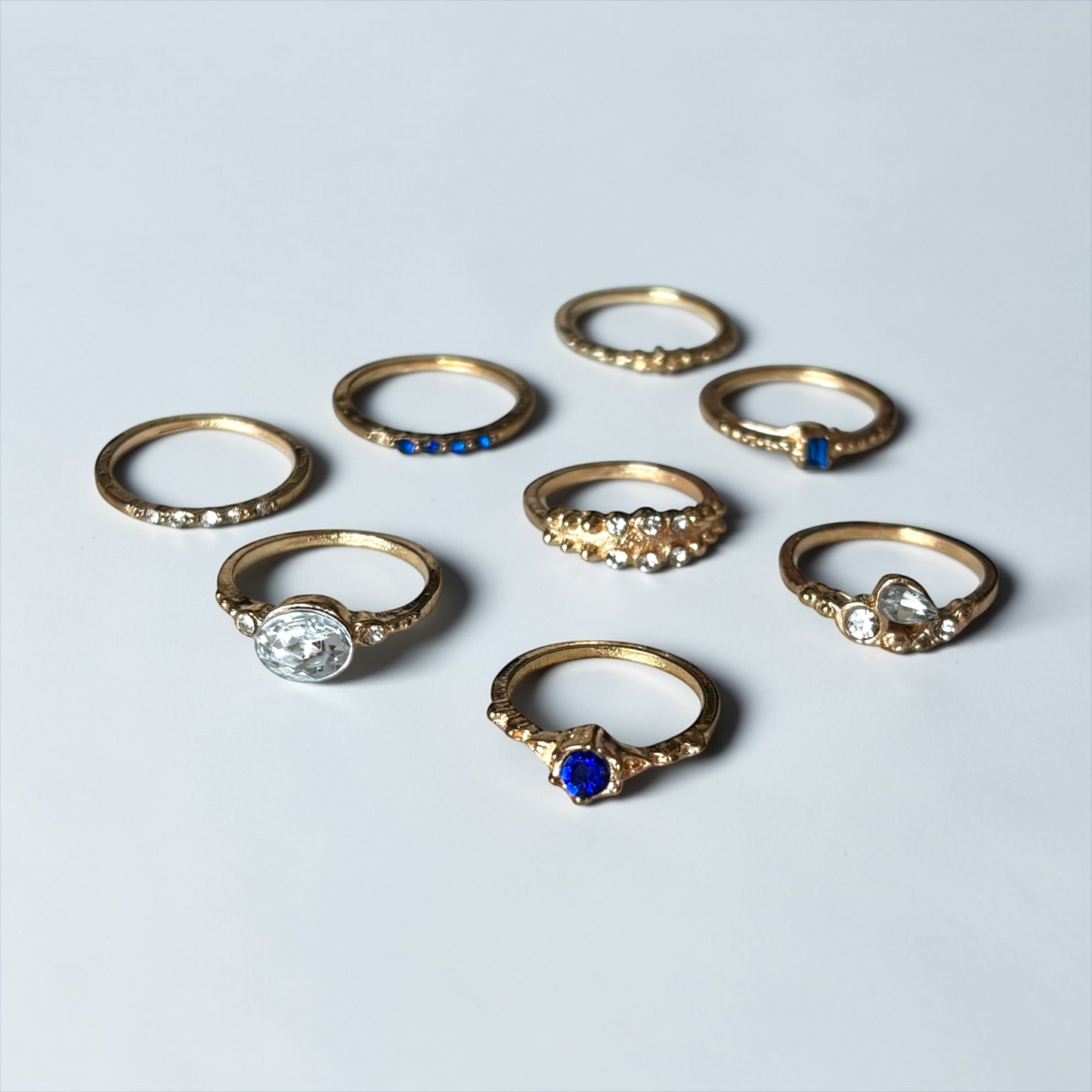Conjunto de anillos vintage dorados y azules