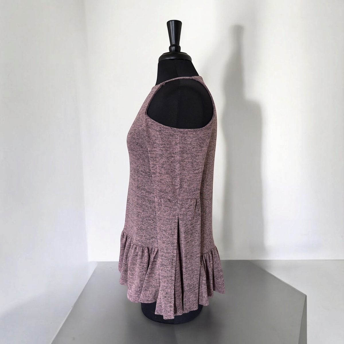 Hermosa blusa de mujer con hombros abiertos