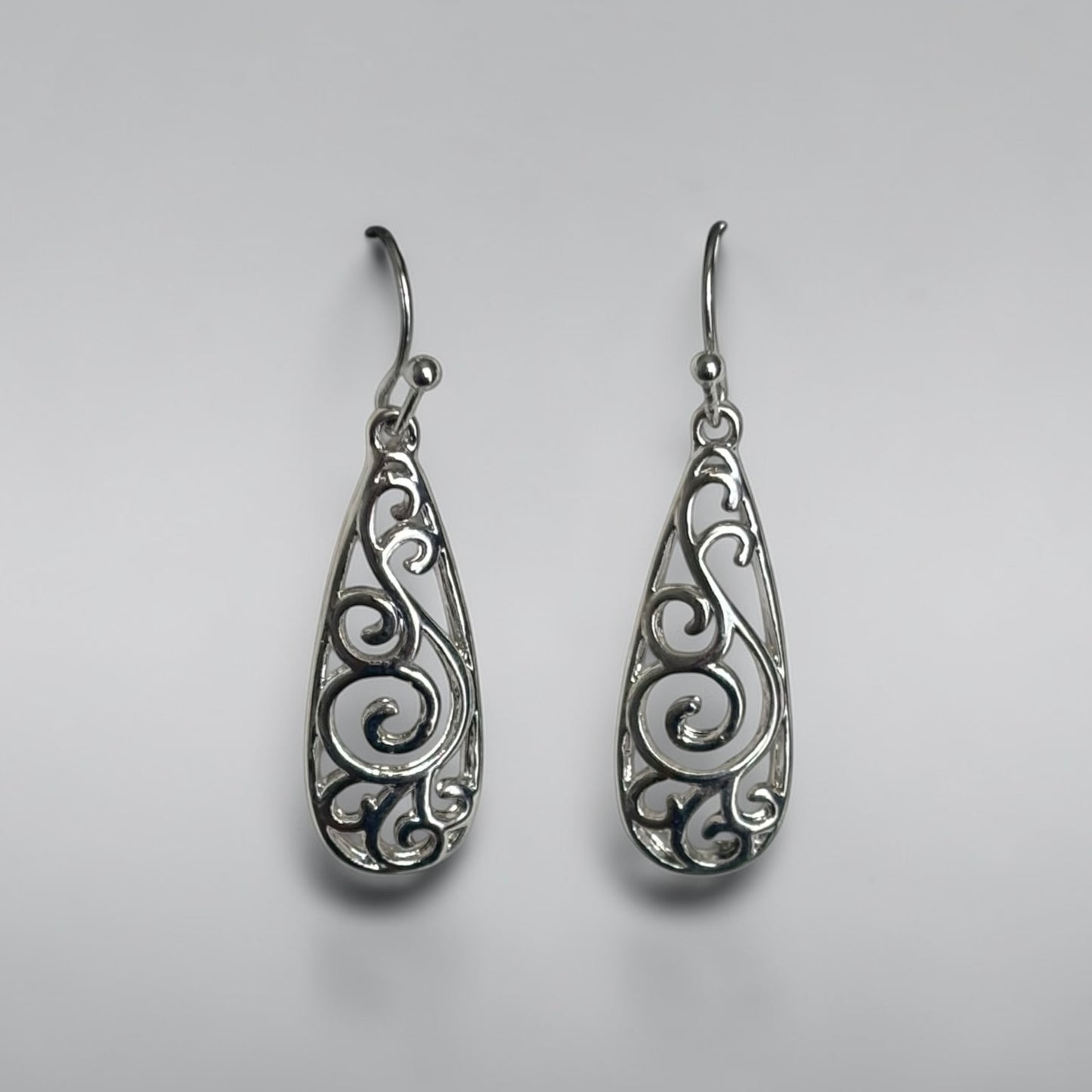 Elegante pendiente colgante de plata para mujer