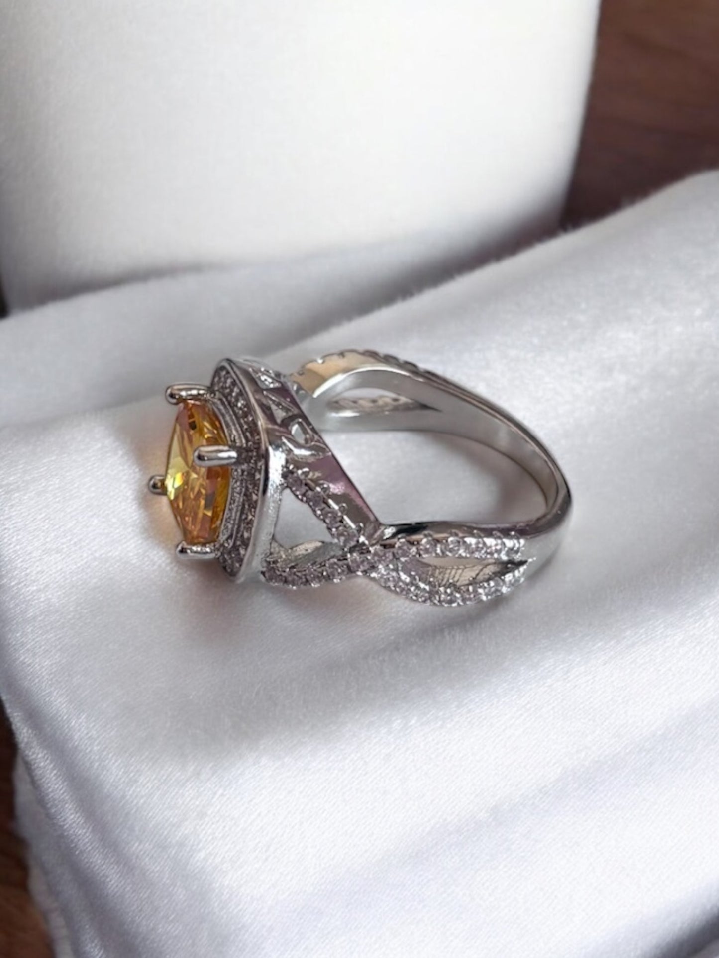 Conjunto de anillo y collar de París