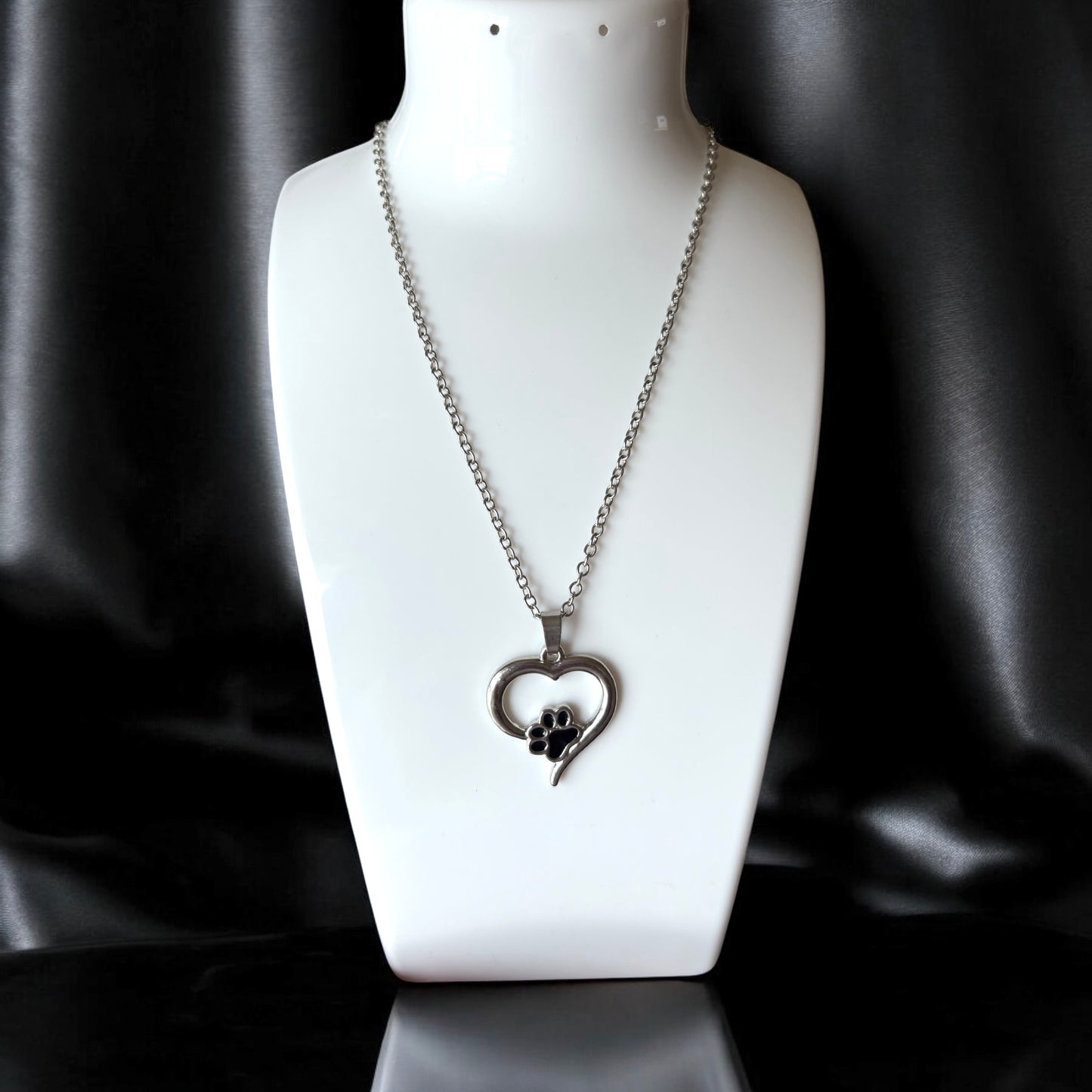 Collar con dije de pata y corazón para mujer