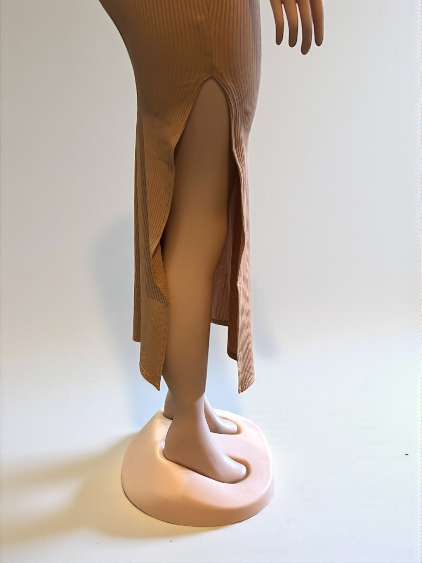 Vestido largo exclusivo con abertura lateral de color caqui para mujer