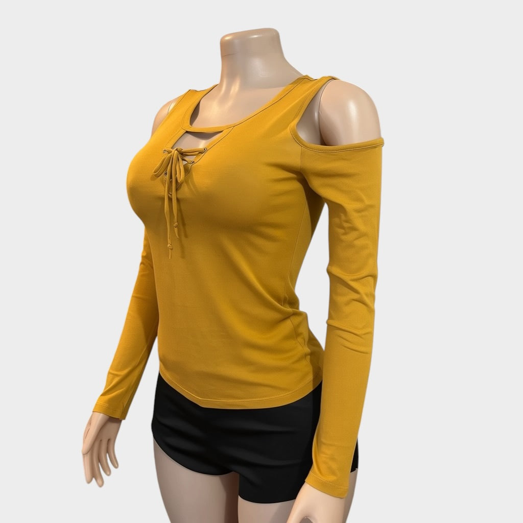 Blusa de mujer color mostaza lisa con hombros descubiertos