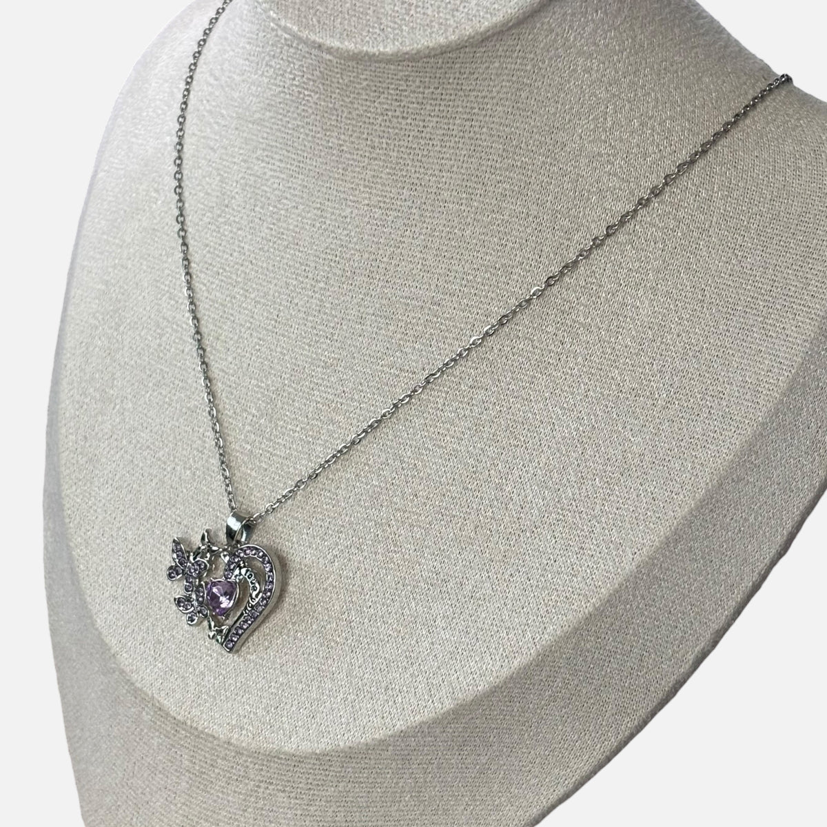 Collar con colgante de mariposa y corazón