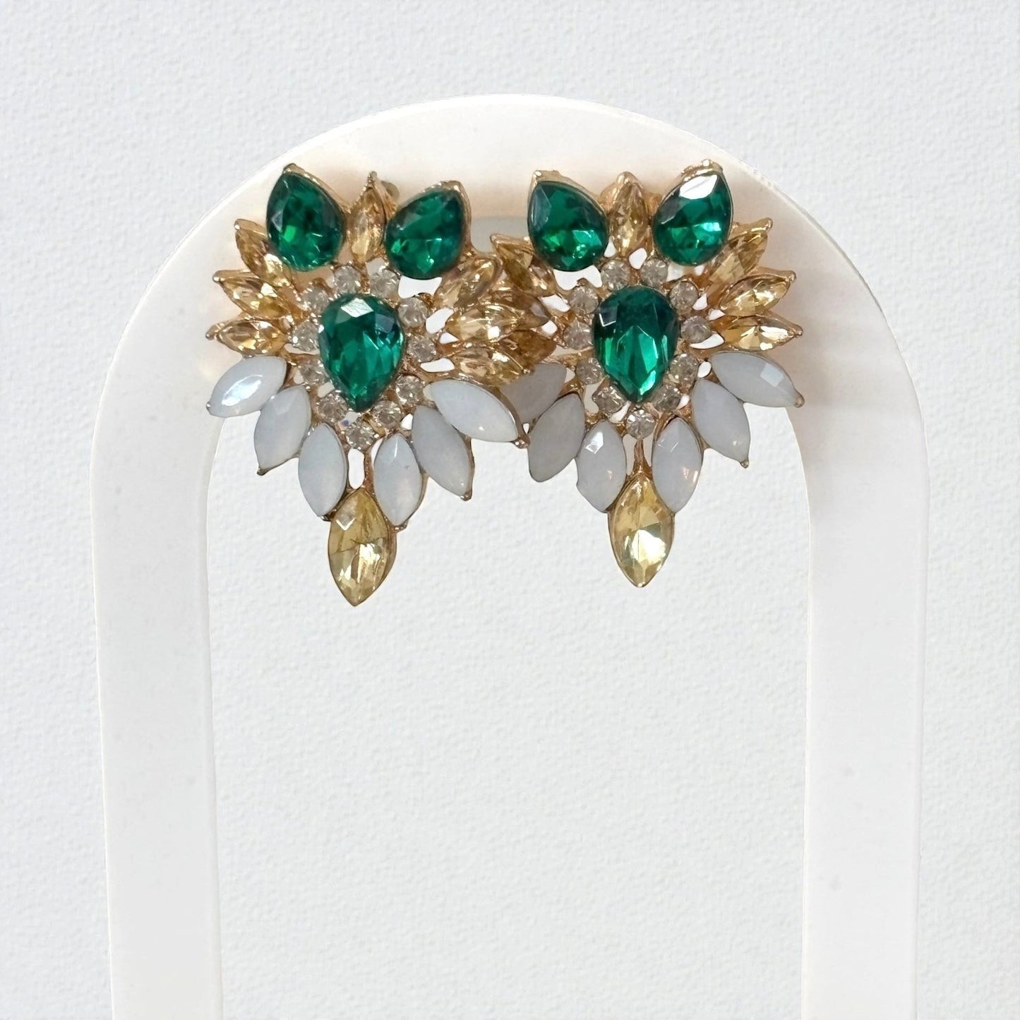 Elegantes pendientes tipo botón con diseño de noche de color esmeralda
