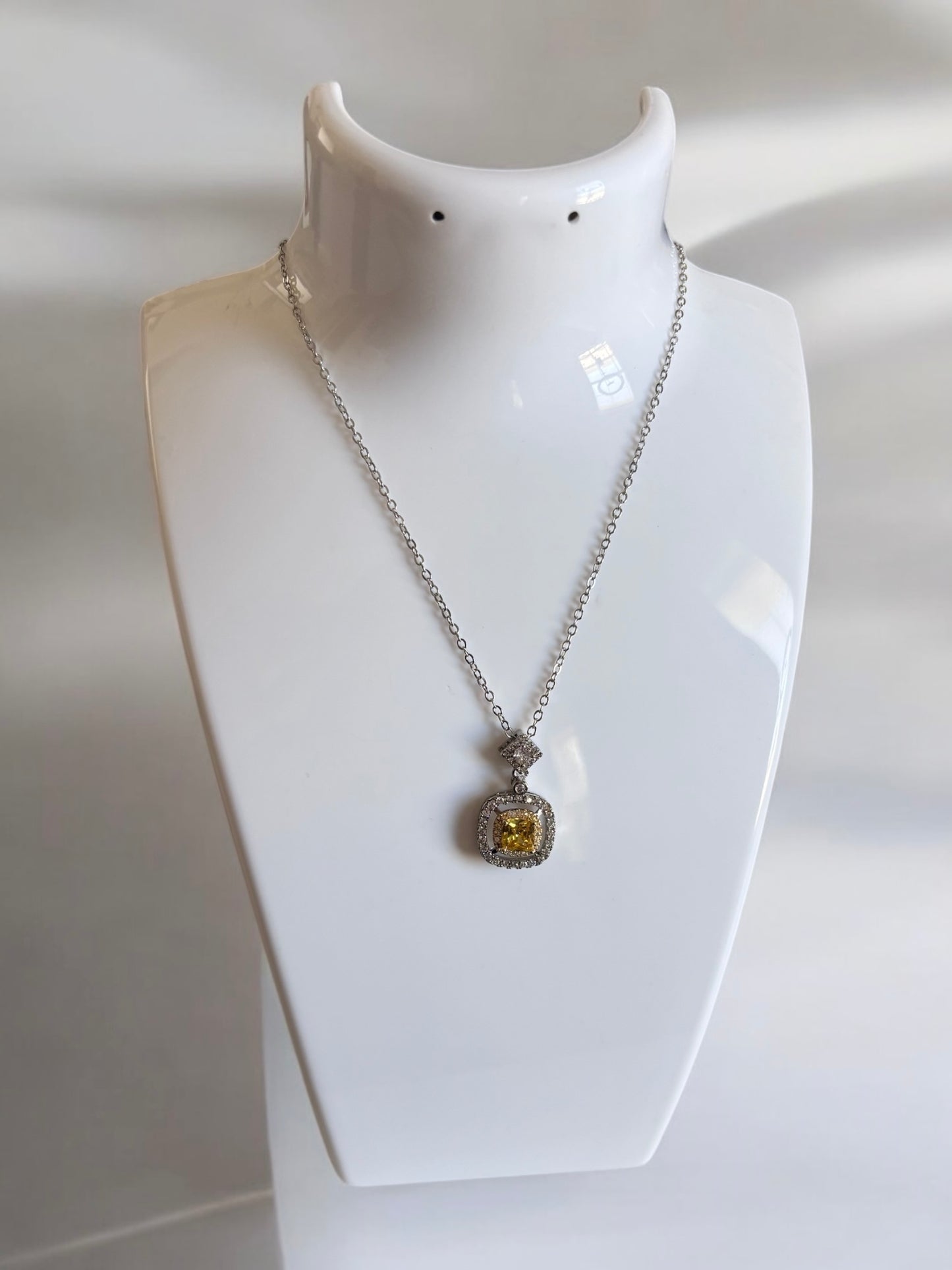 Conjunto de anillo y collar de París