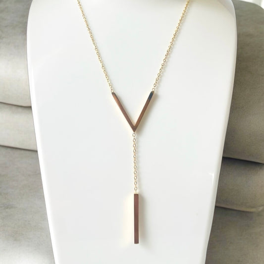 Collar dorado para mujer en forma de V