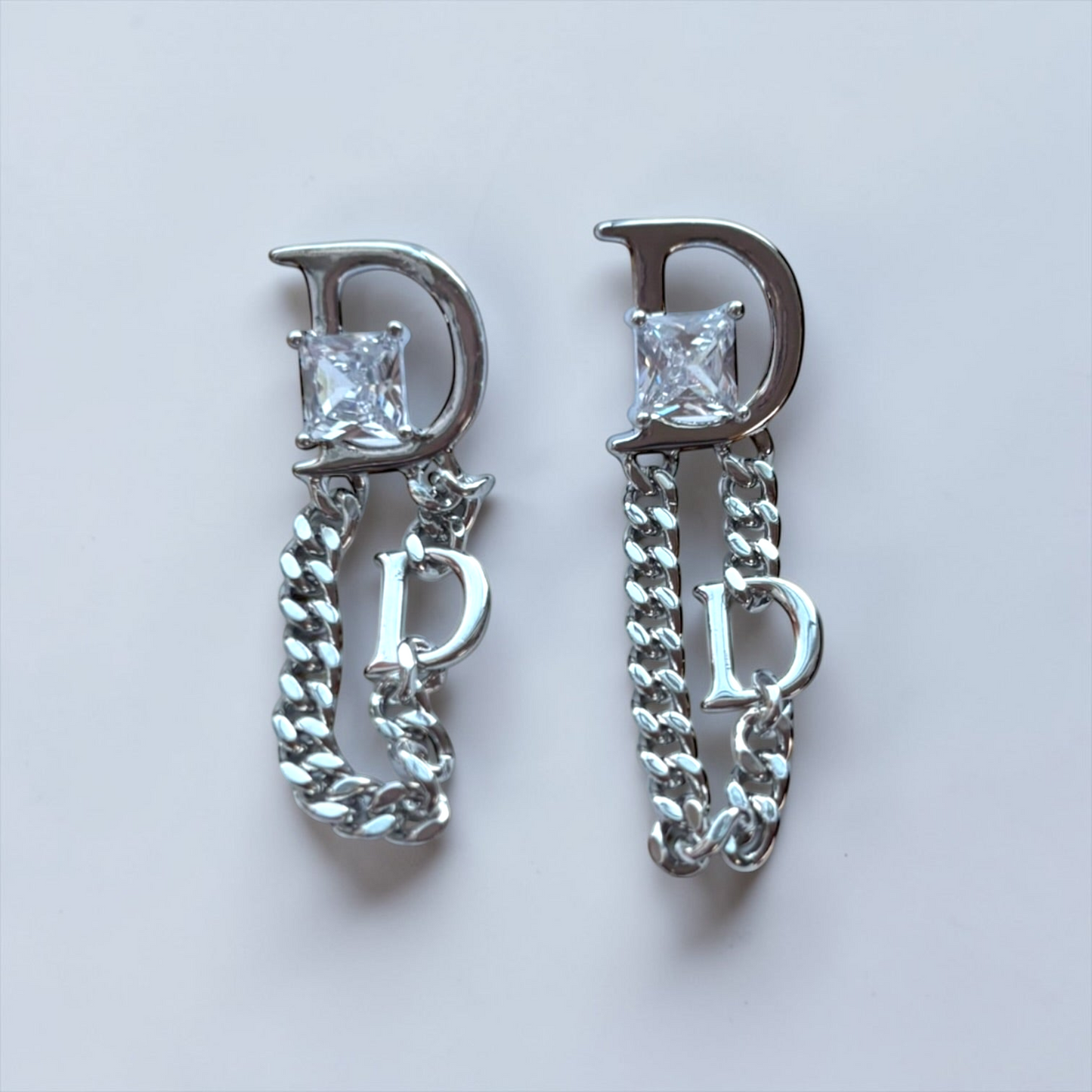 Pendientes elegantes de circonita con la letra D