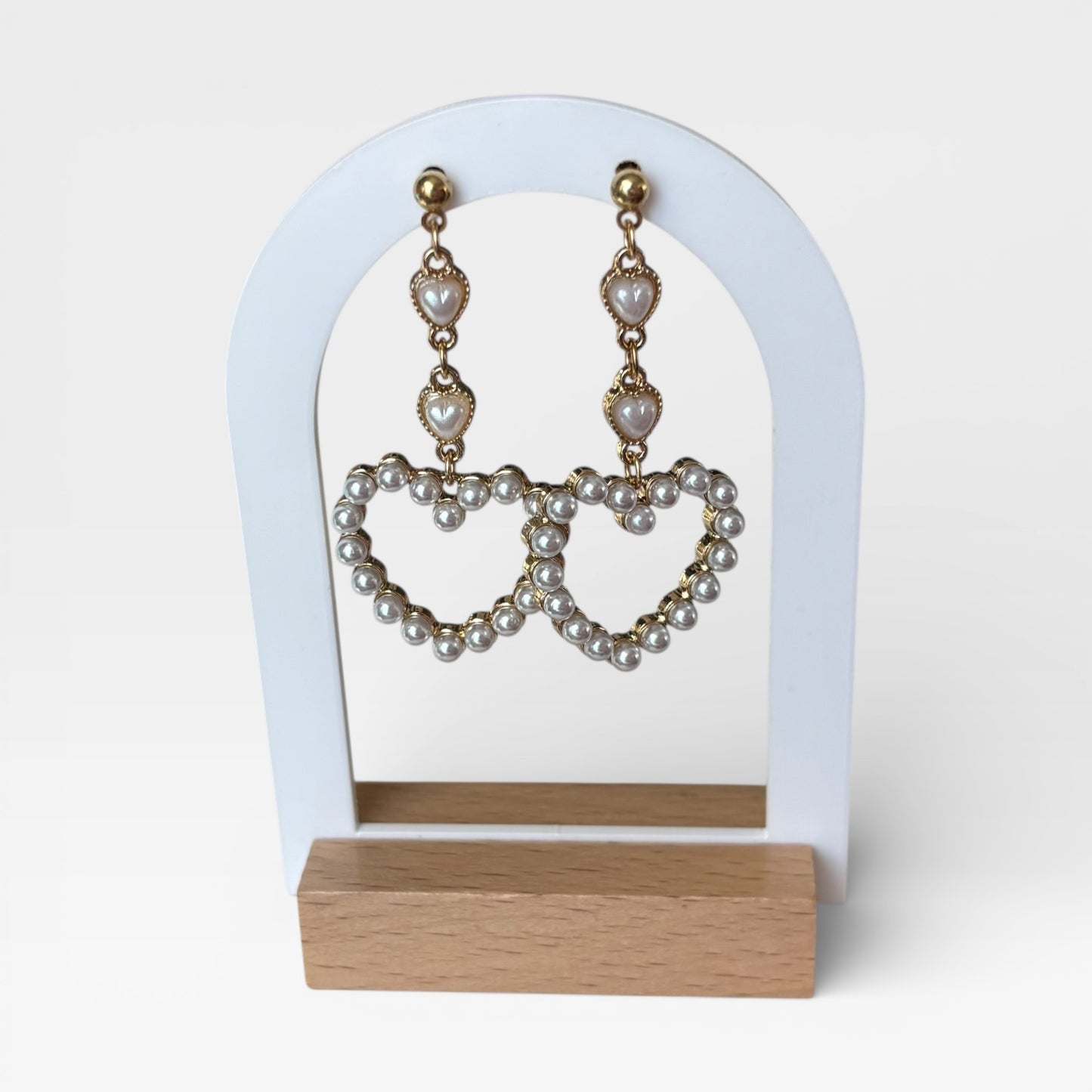 Pendientes largos de perlas con forma de corazón