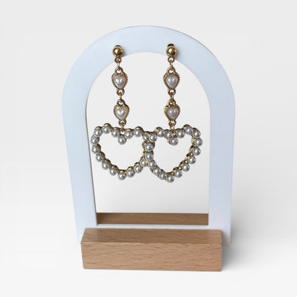 Pendientes largos de perlas con forma de corazón