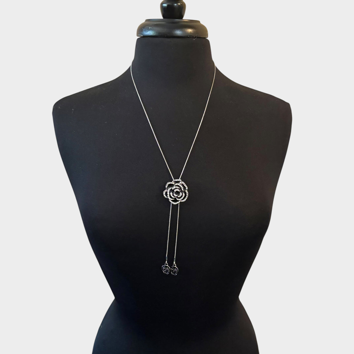 Collar largo ajustable con rosa de cristal negro
