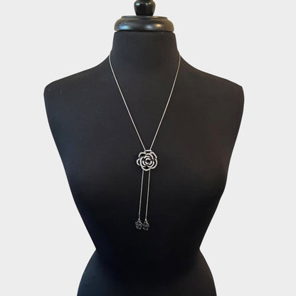 Collar largo ajustable con rosa de cristal negro