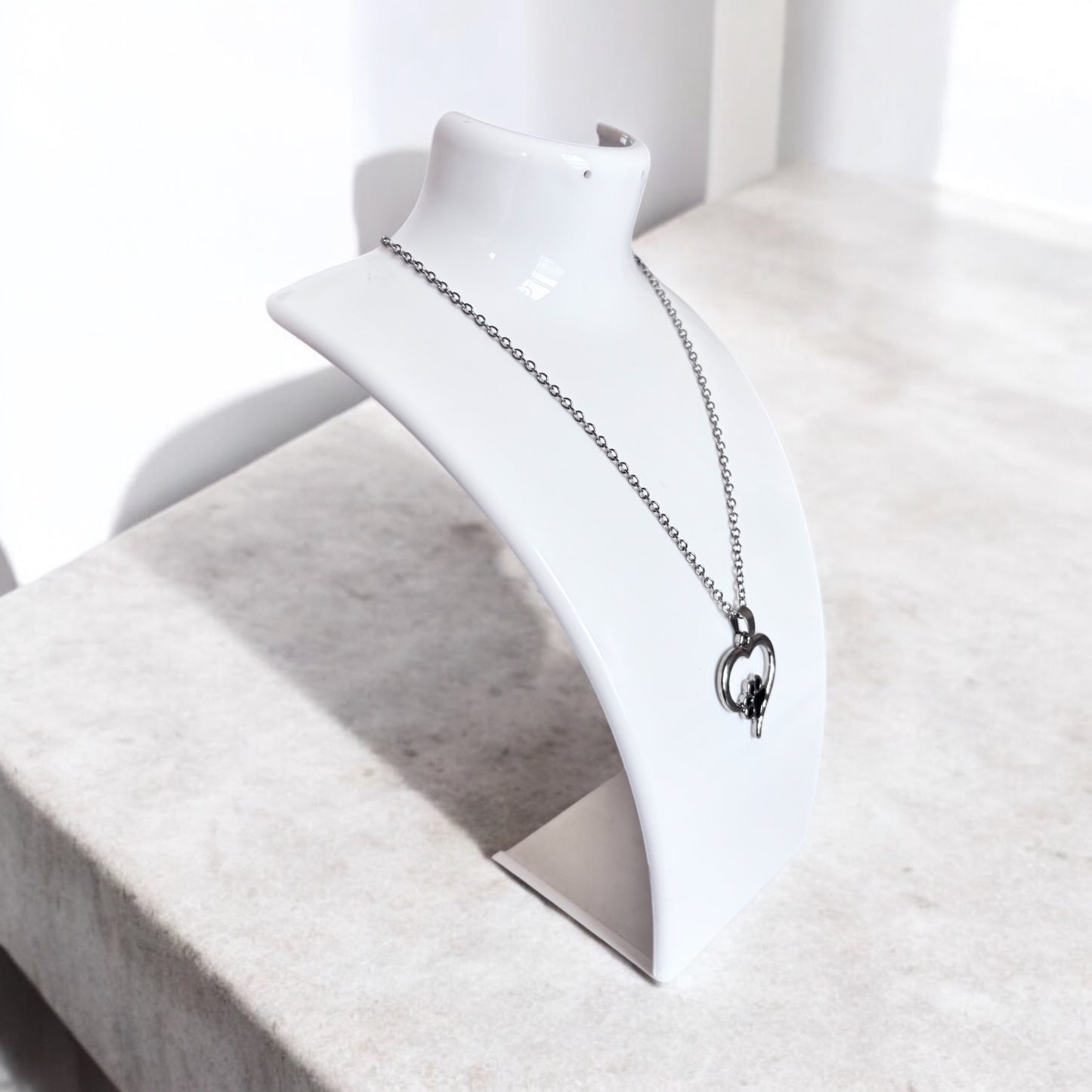 Collar con dije de pata y corazón para mujer