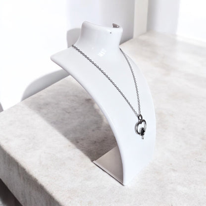 Collar con dije de pata y corazón para mujer