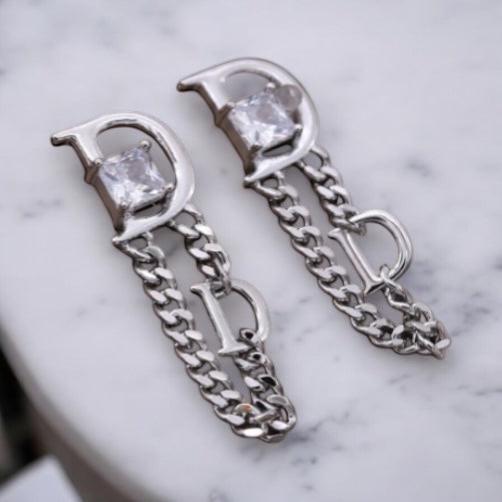 Pendientes elegantes de circonita con la letra D