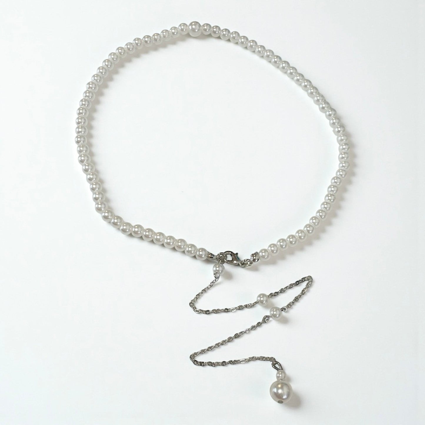 Cadena trasera con borla larga y perlas elegantes
