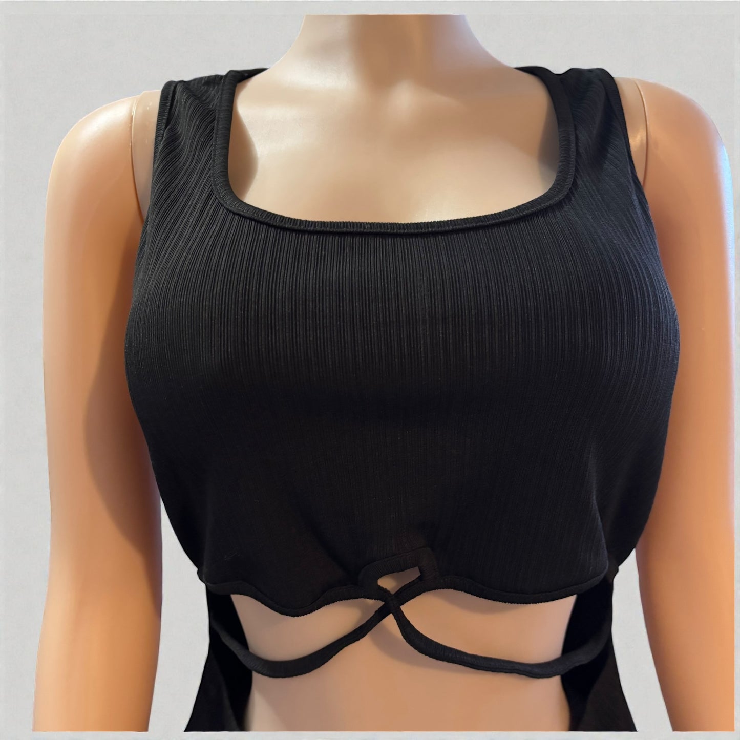 Vestido midi sin mangas con aberturas entrecruzadas en color negro