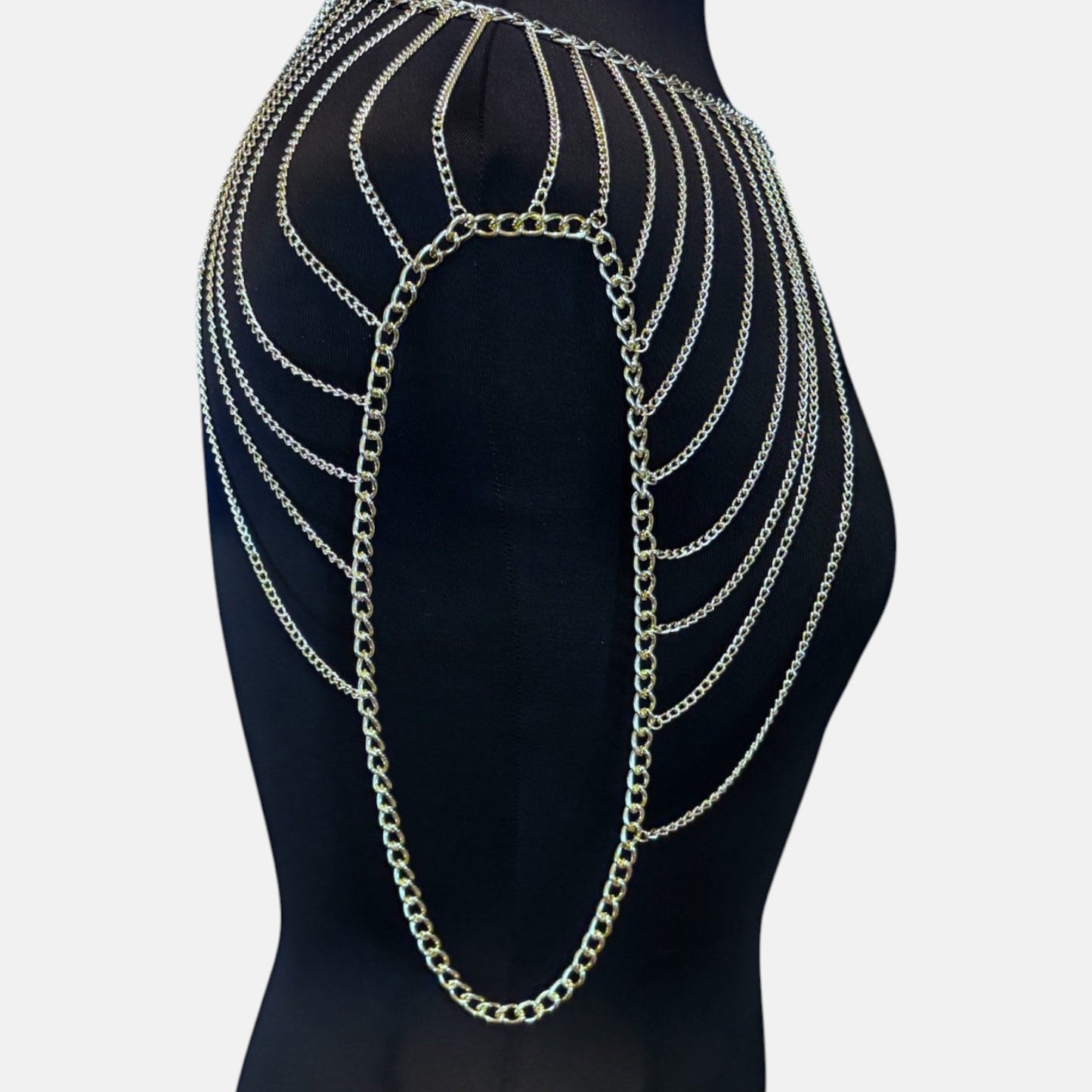 Cadena elegante con cuerpo de metal dorado de múltiples capas
