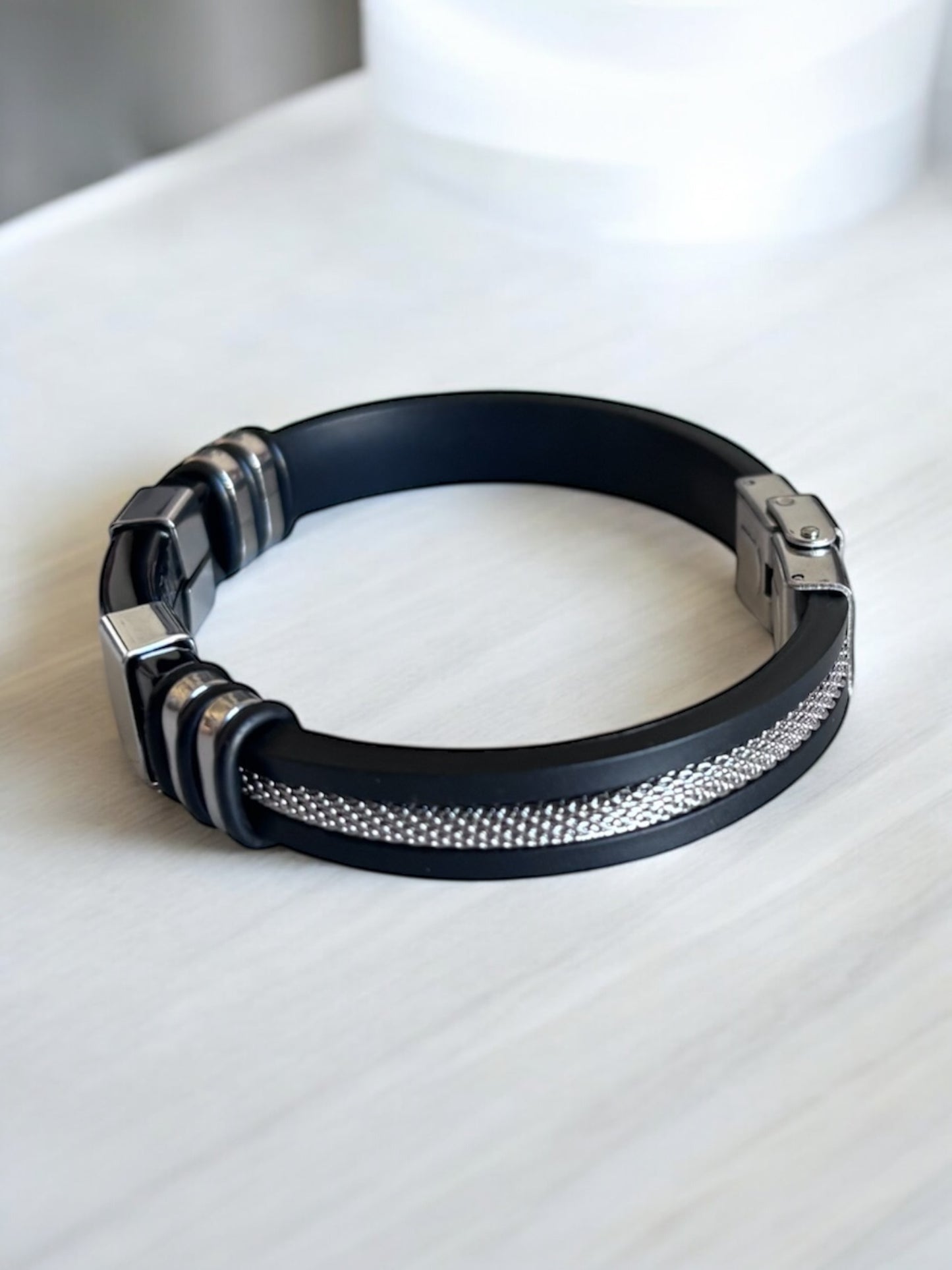 Pulsera informal estilo punk con inserto de malla para hombre