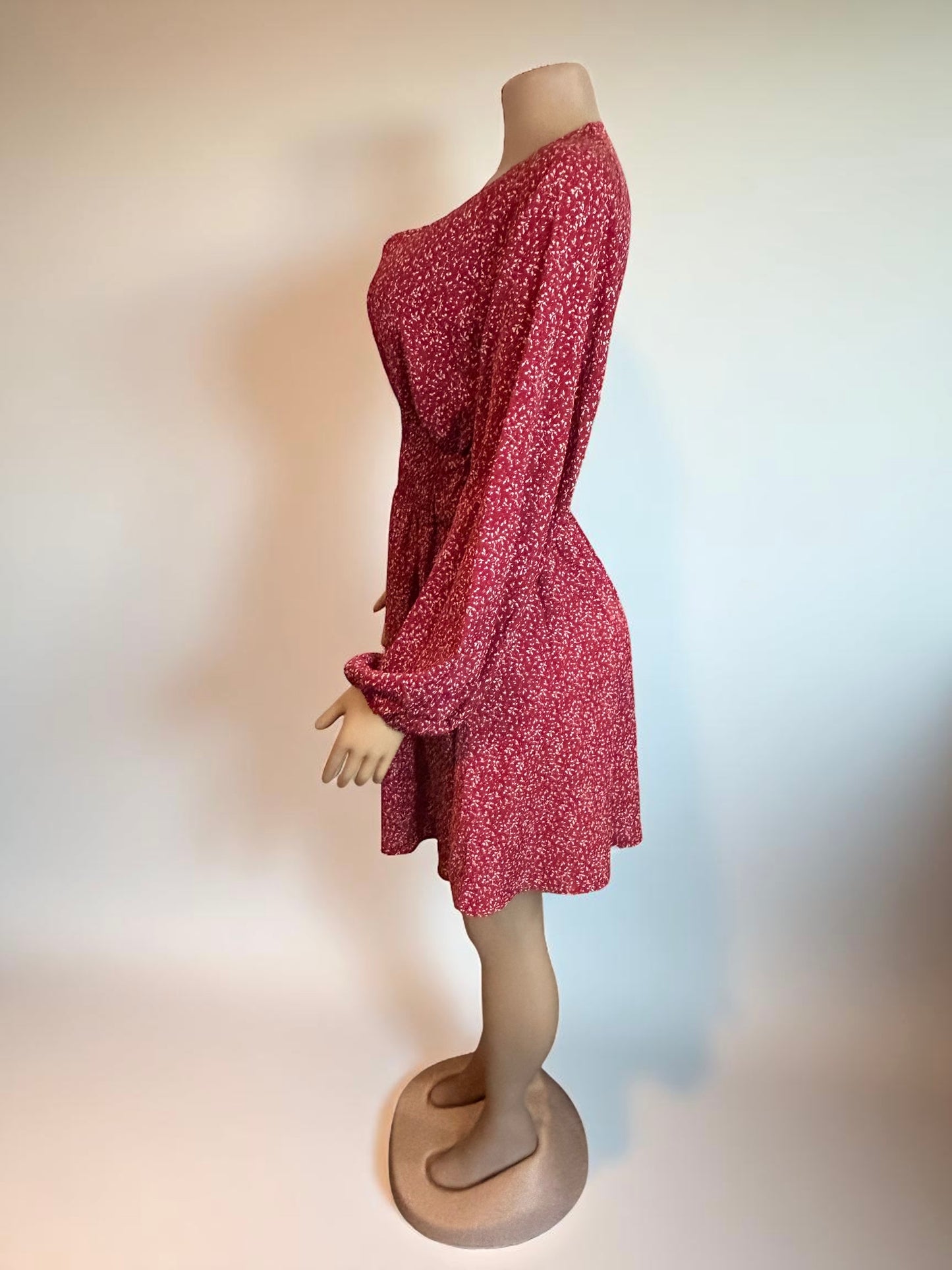 Vestido fluido color vino tinto con volantes para mujer