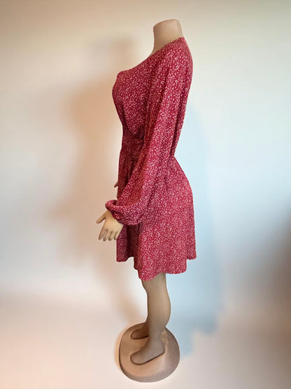 Vestido fluido color vino tinto con volantes para mujer