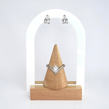 Elegante conjunto de pendientes y anillo con clase