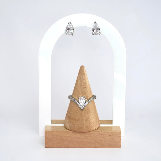 Elegante conjunto de pendientes y anillo con clase