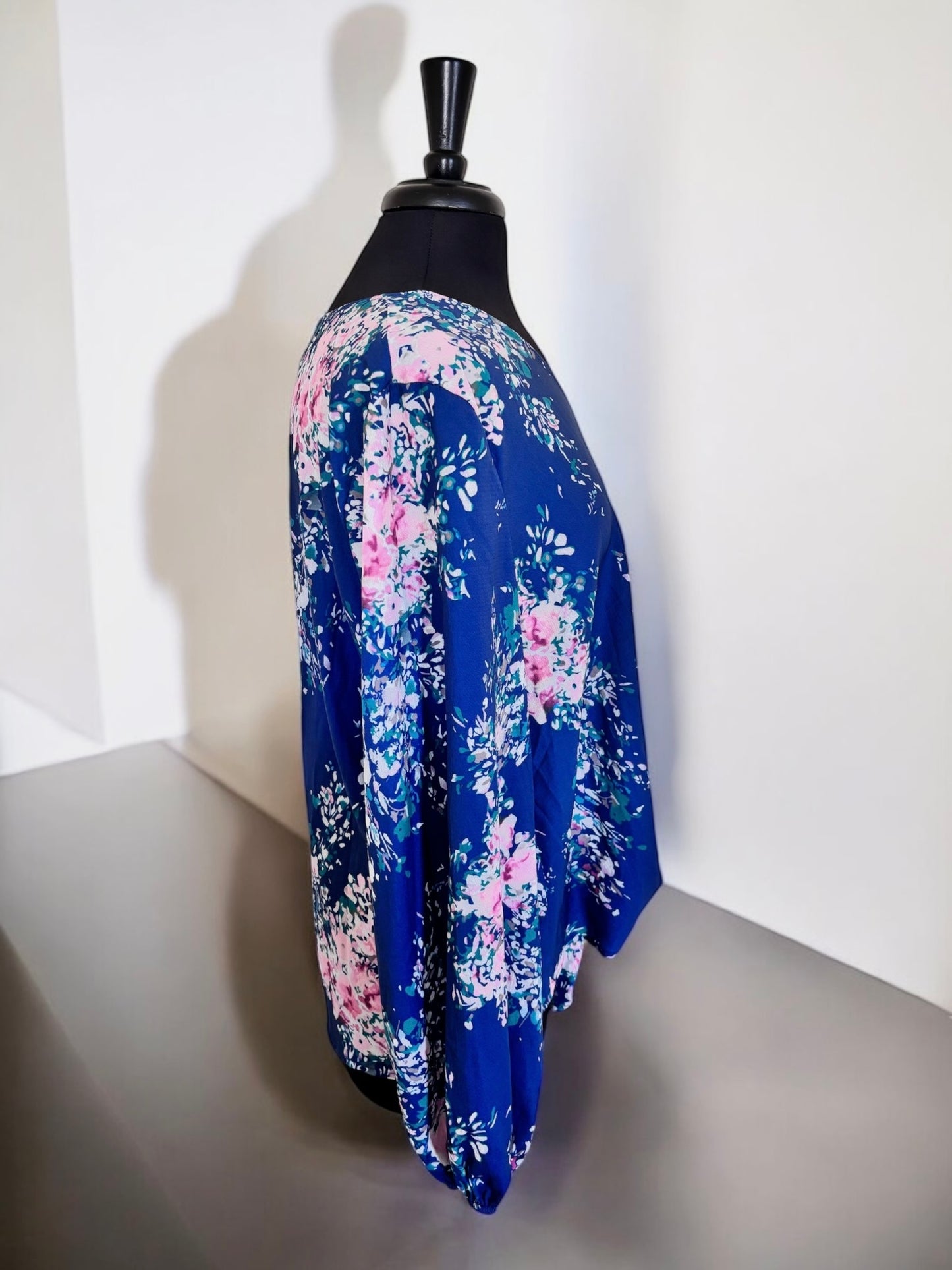 Blusa informal con cuello en V y lazo frontal con estampado floral para mujer