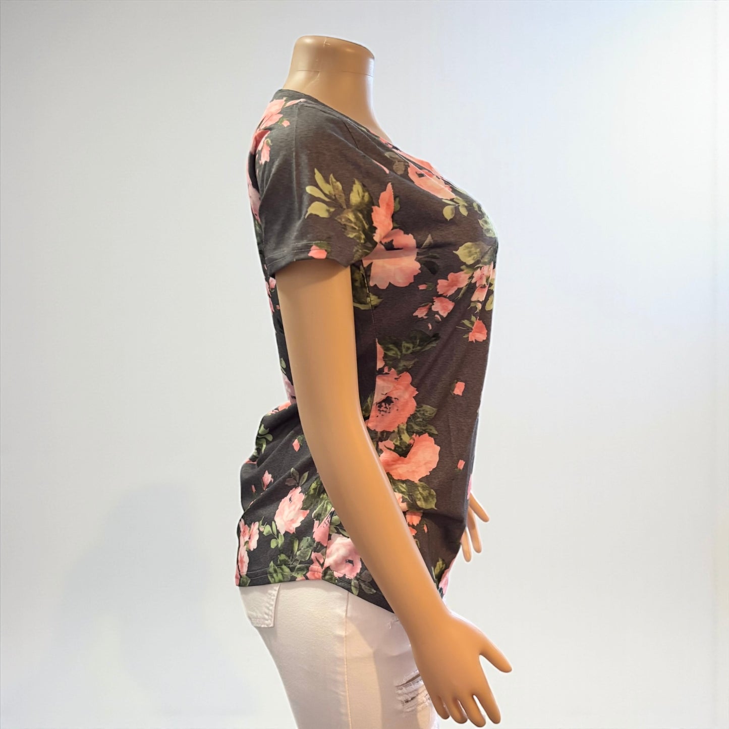 Camisa de manga corta gris con escote en V y flores para mujer