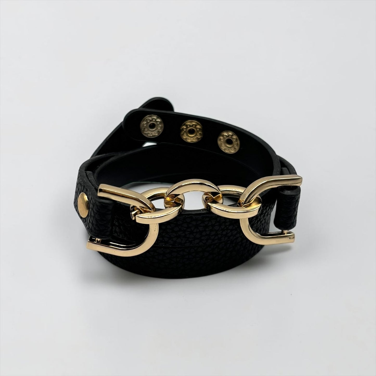 Pulsera vintage de cuero con múltiples capas y dijes