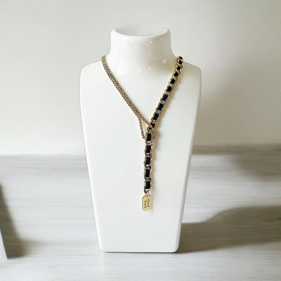 Gargantilla con cadena de tejido dorado