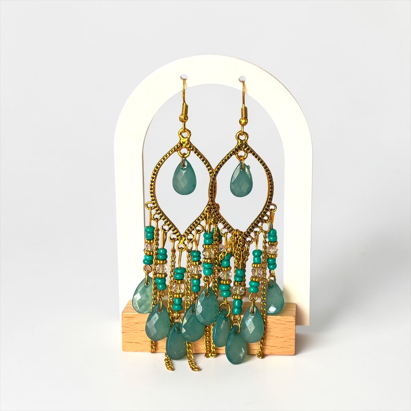 Pendientes largos con borlas y gotas de agua bañados en oro antiguo de estilo bohemio