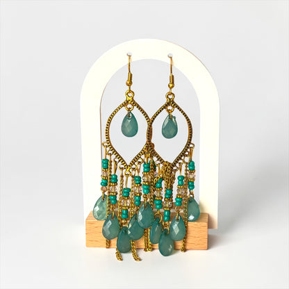 Pendientes largos con borlas y gotas de agua bañados en oro antiguo de estilo bohemio