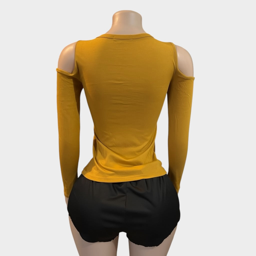 Blusa de mujer color mostaza lisa con hombros descubiertos