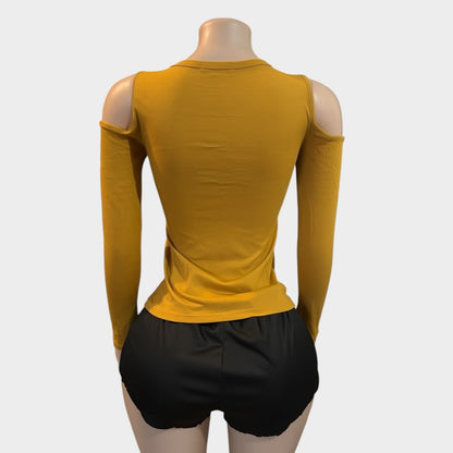 Blusa de mujer color mostaza lisa con hombros descubiertos