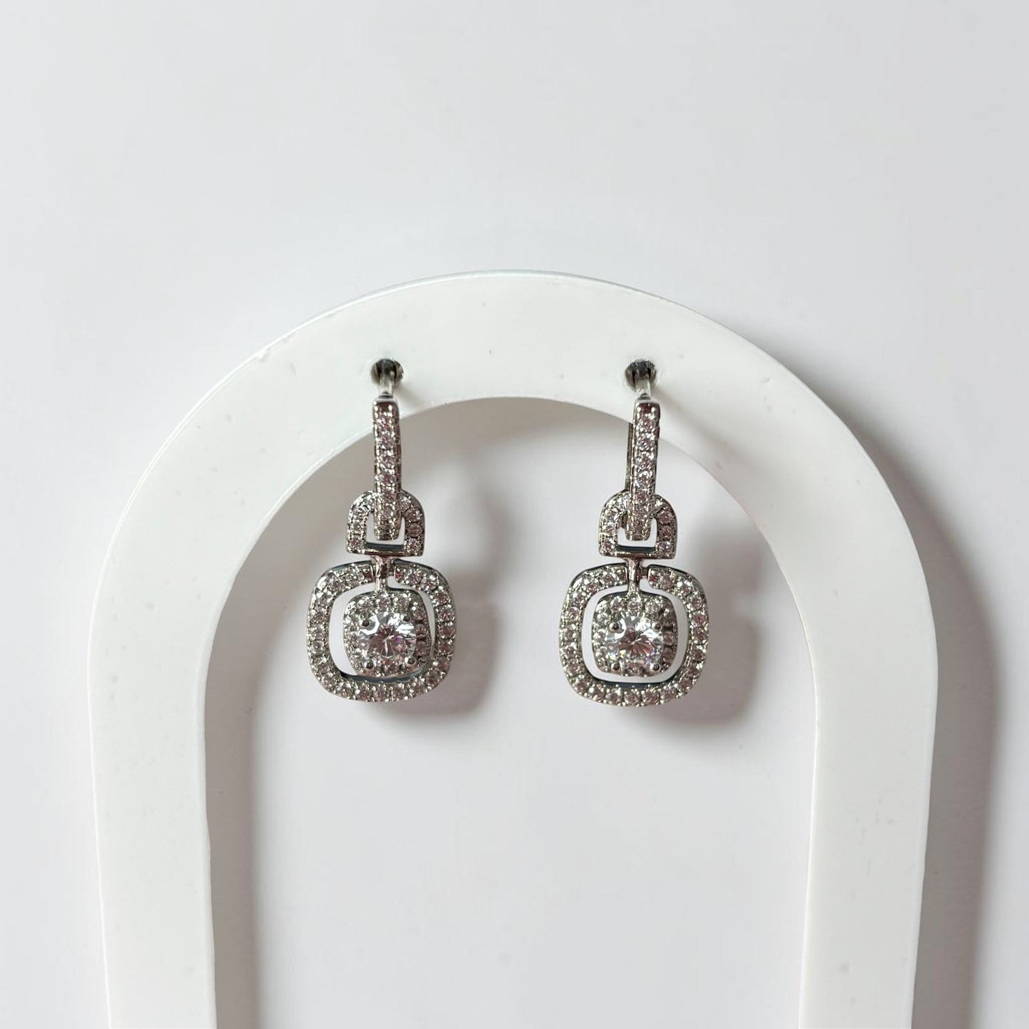 Pendientes elegantes de mujer con circonitas cuadradas