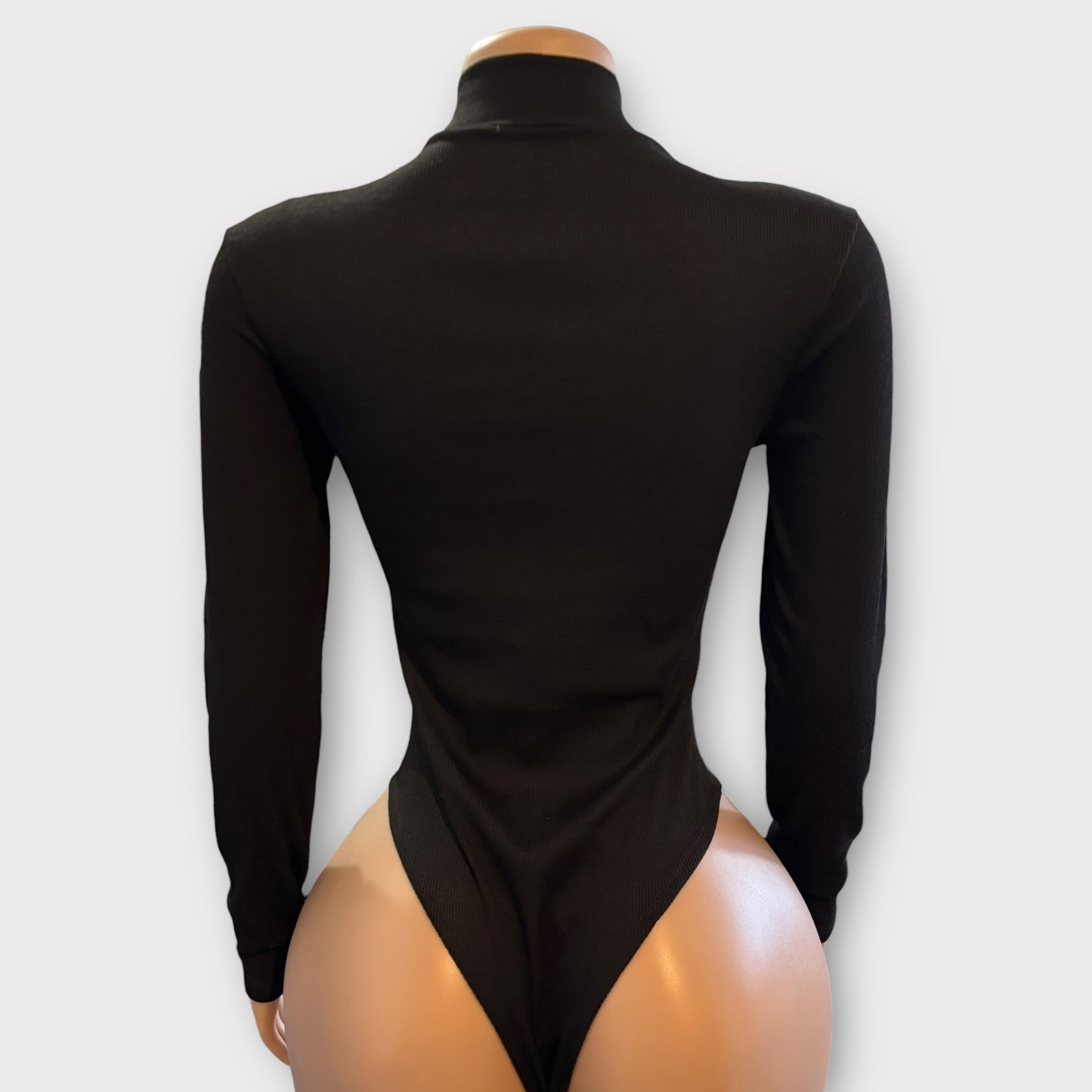 Body de mujer con cremallera en la espalda y manga larga