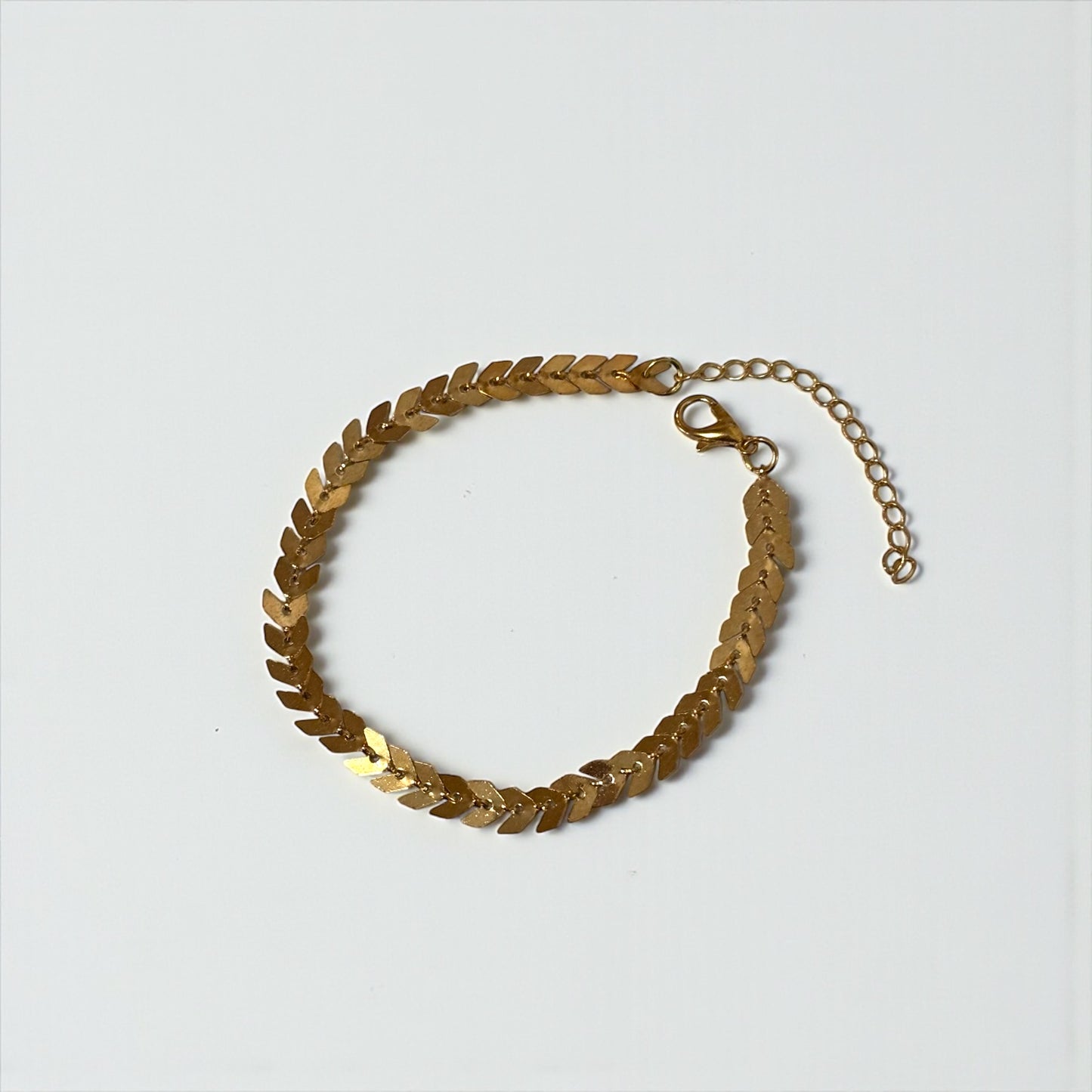 Pulsera ligera con dije de flecha