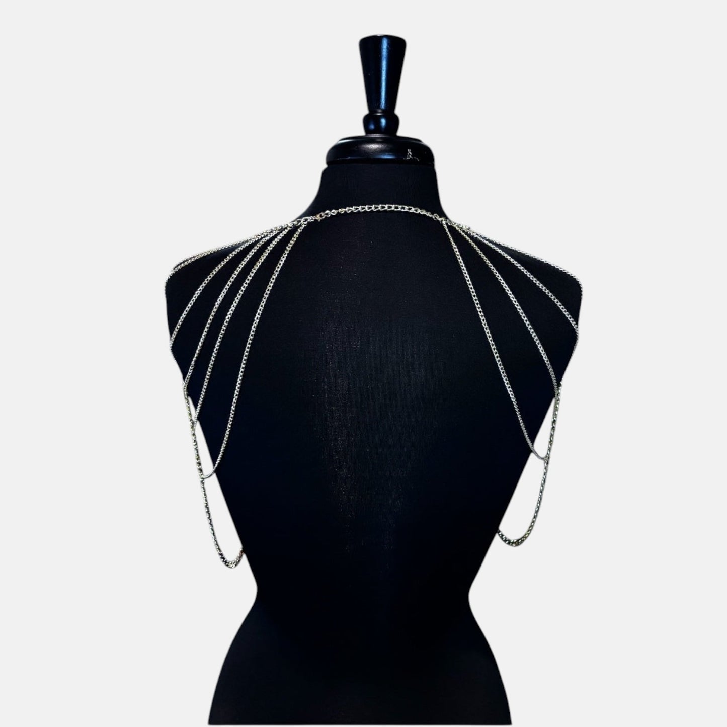 Cadena elegante con cuerpo de metal dorado de múltiples capas
