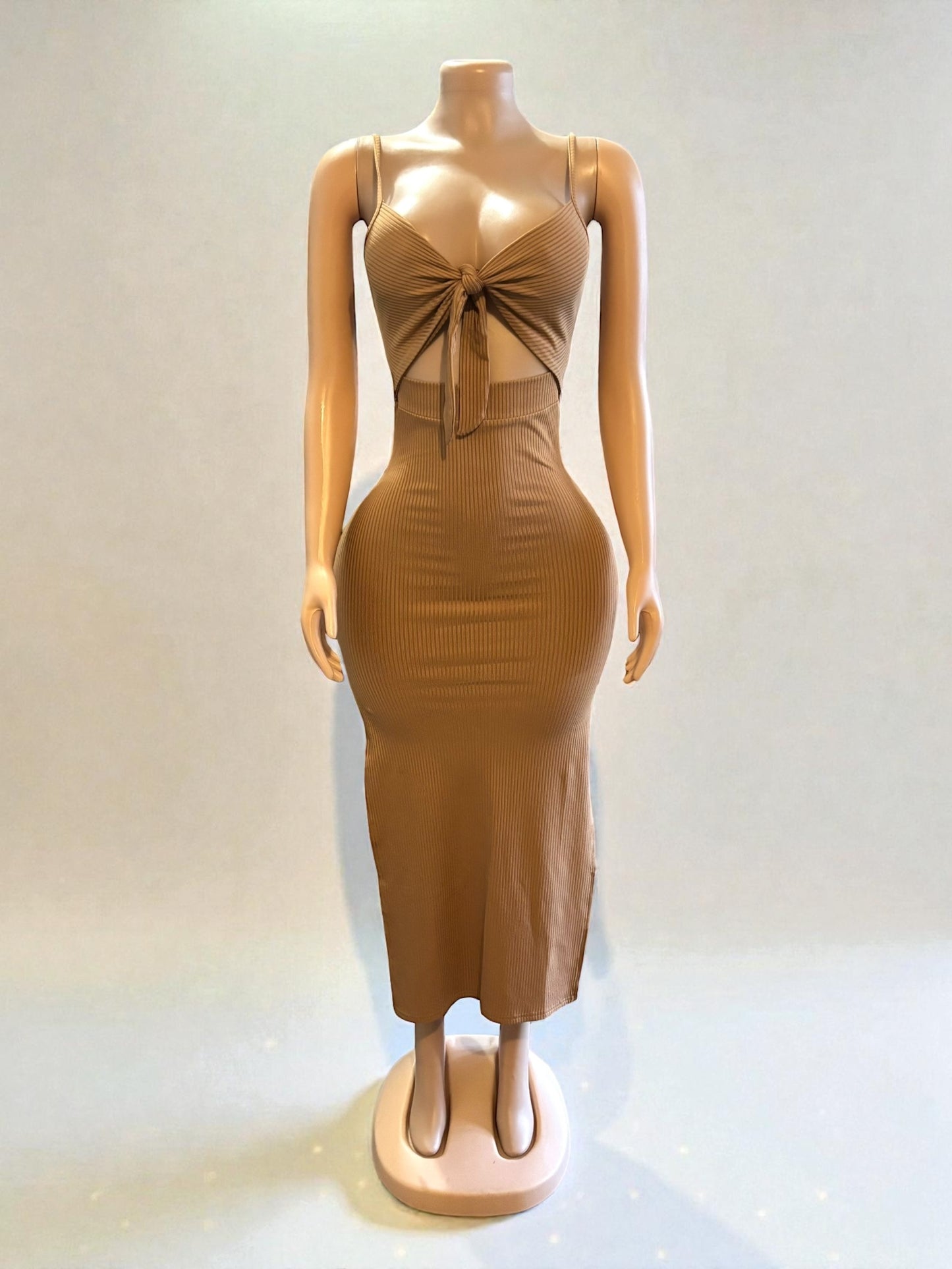 Vestido largo exclusivo con abertura lateral de color caqui para mujer