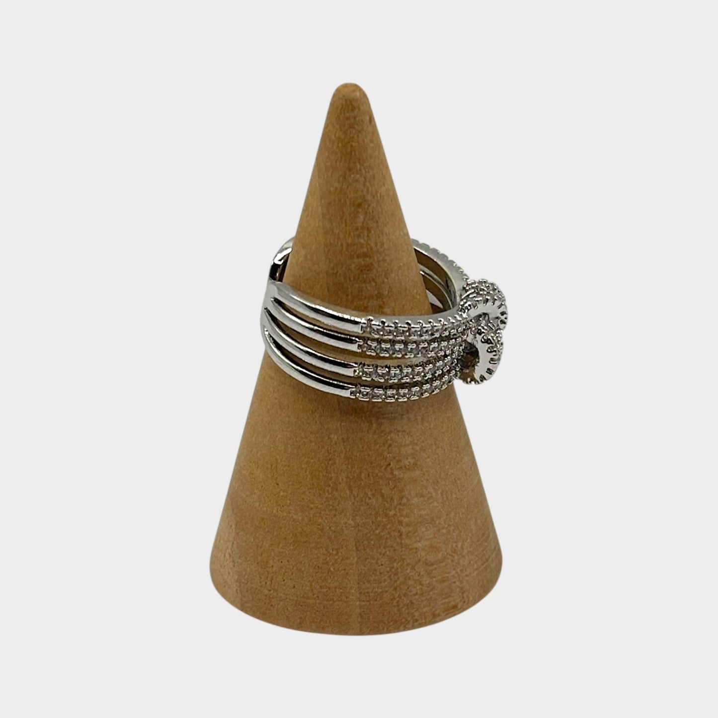 Anillo ajustable de circonitas con nudos cruzados