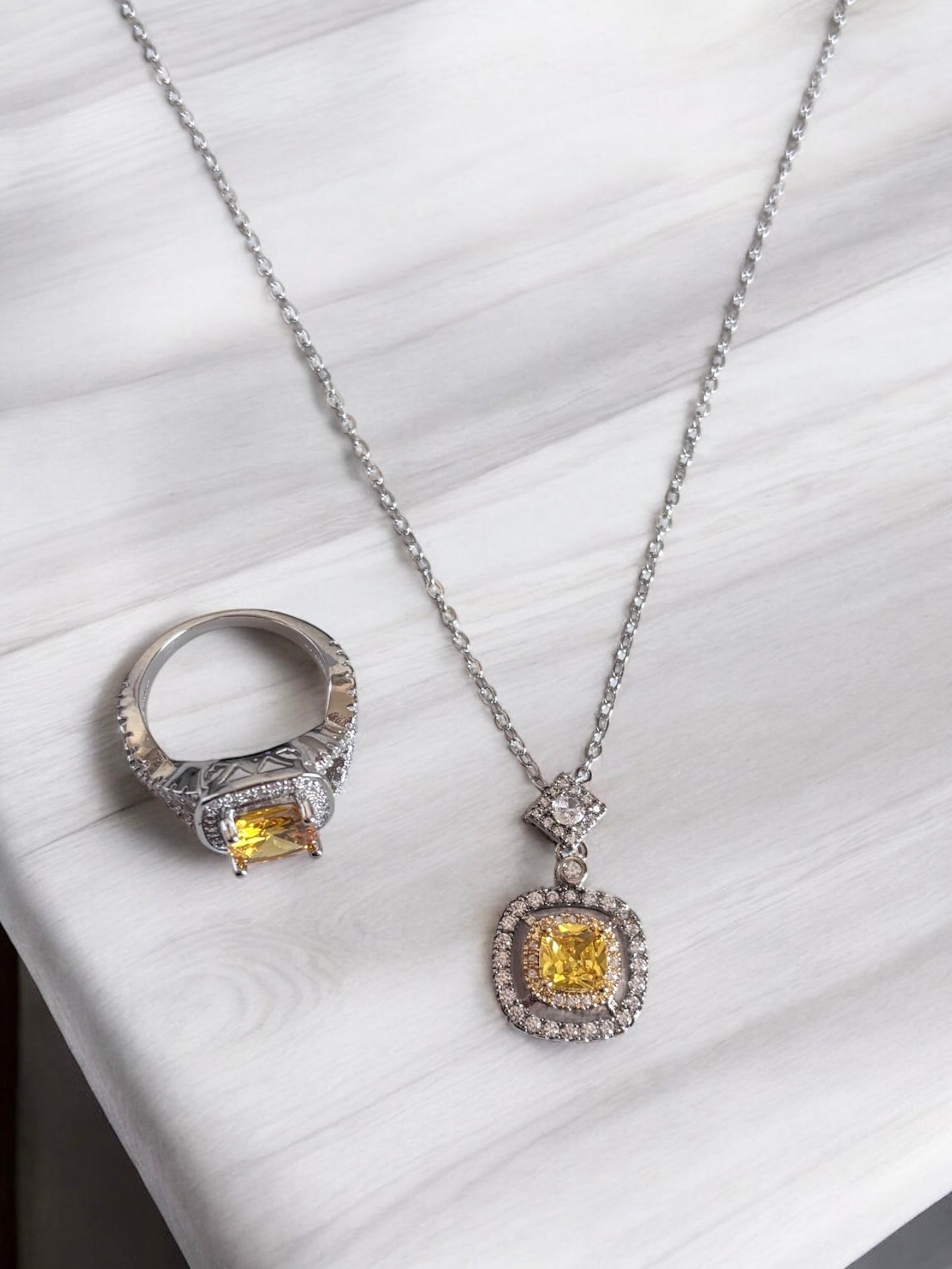 Conjunto de anillo y collar de París