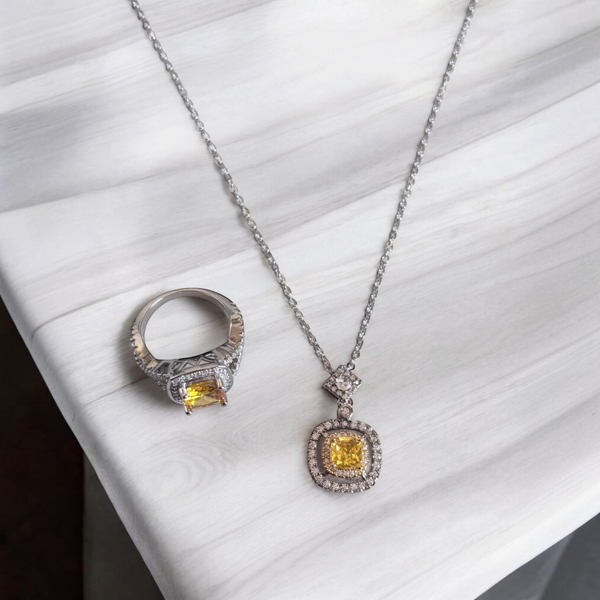 Conjunto de anillo y collar de París